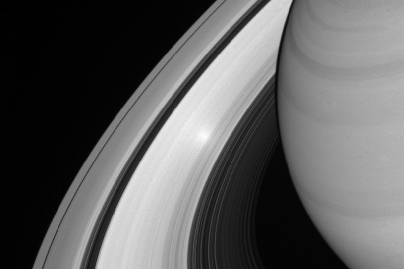Odbicie Słońca w pierścieniach Saturna sfotografowane w sierpniu tego roku /NASA