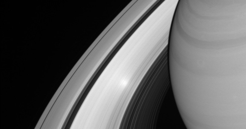 Odbicie Słońca w pierścieniach Saturna sfotografowane w sierpniu tego roku /NASA