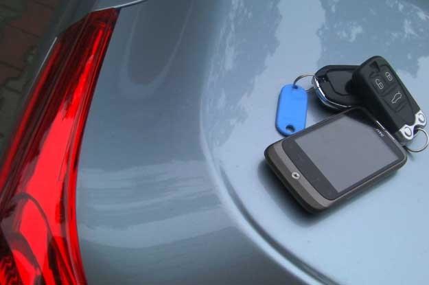 Odblokować drzwi bądź uruchomić silnik można  przez stosowną aplikację w telefonie komórkowym /INTERIA.PL