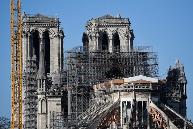 Odbudowa katedry wkracza w niebezpieczny etap /	JULIEN DE ROSA /PAP/EPA