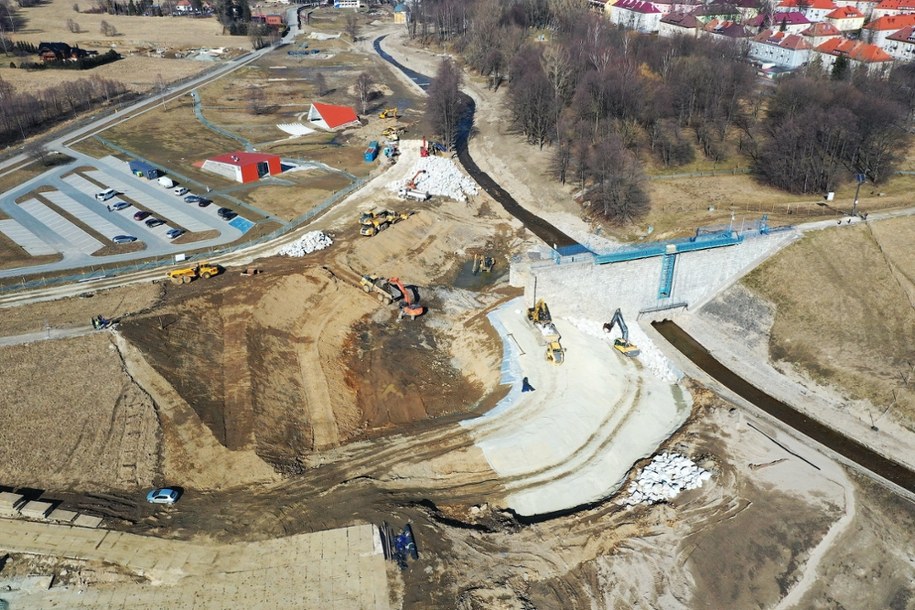 Odbudowa tamy w Stroniu Śląskim (marzec 2025) / 	Maciej Kulczyński    /PAP