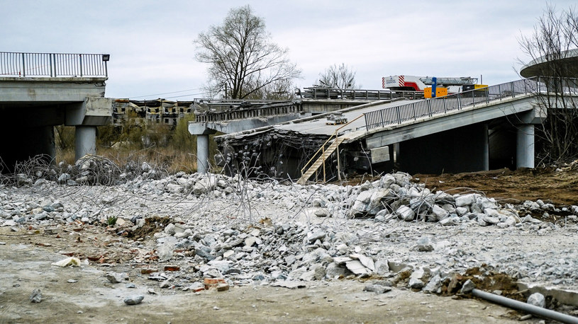 Odbudowa Ukrainy pochłonie setki mld dolarów. Na zdj. zniszczony most w okolicach Kijowa /Jakub Kamiński   /East News