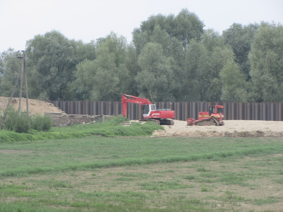 Odbudowa wału w Dobrzykowie &nbsp; /Tomasz Fenske /RMF FM