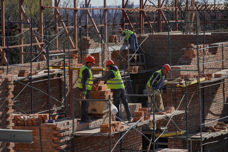 Odbudowa zniszczonego przez Rosjan teatru w Mariupolu /STRINGER /PAP/EPA