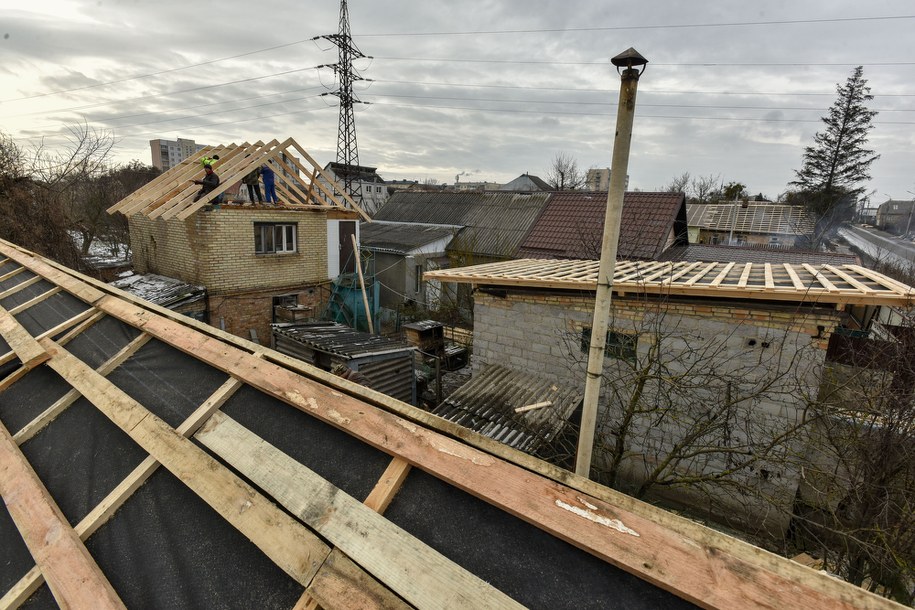 Odbudowa zniszczonych domów w Buczy /OLEG PETRASYUK /PAP/EPA