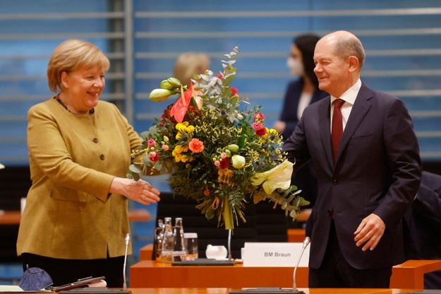 Odchodząca na emeryturę Angela Merkel i nowy kanclerz Niemiec Olaf Scholz /Michele Tantussi /PAP/EPA