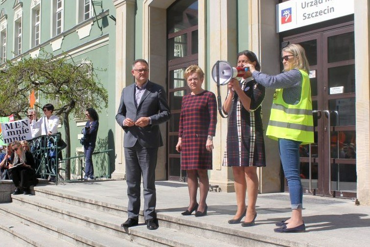 Odchodzący Krzysztof Soska i jego następczyni Lidia Rogaś podczas strajku nauczycieli w 2019 roku /Urząd Miasta Szczecin /