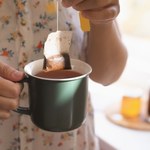 Odchudzające dodatki do herbaty. Co warto dodawać do ciepłego napoju?