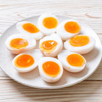 Odcień żółtka w jajku ma znaczenie? Na to zwróć uwagę!