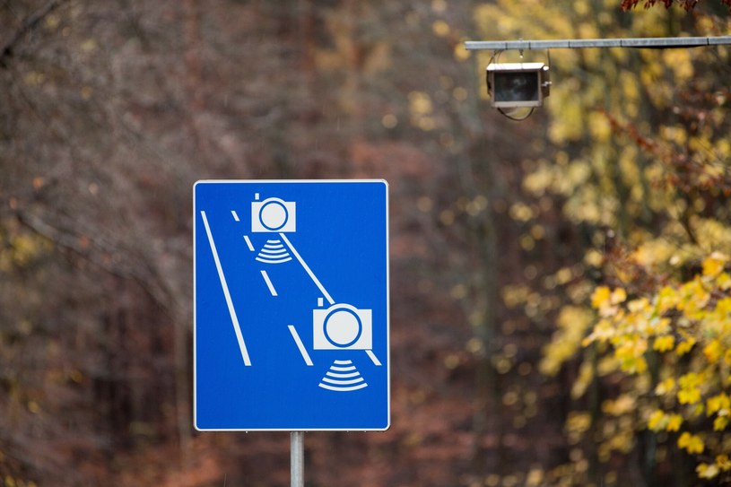 Odcinkowy pomiar prędkości jest coraz częściej prowadzony na polskich drogach. Jak działa i gdzie można się spodziewać widoku charakterystycznych kamer? Przedstawiamy aktualną listę punktów 2023. /Wojciech Stróżyk /East News