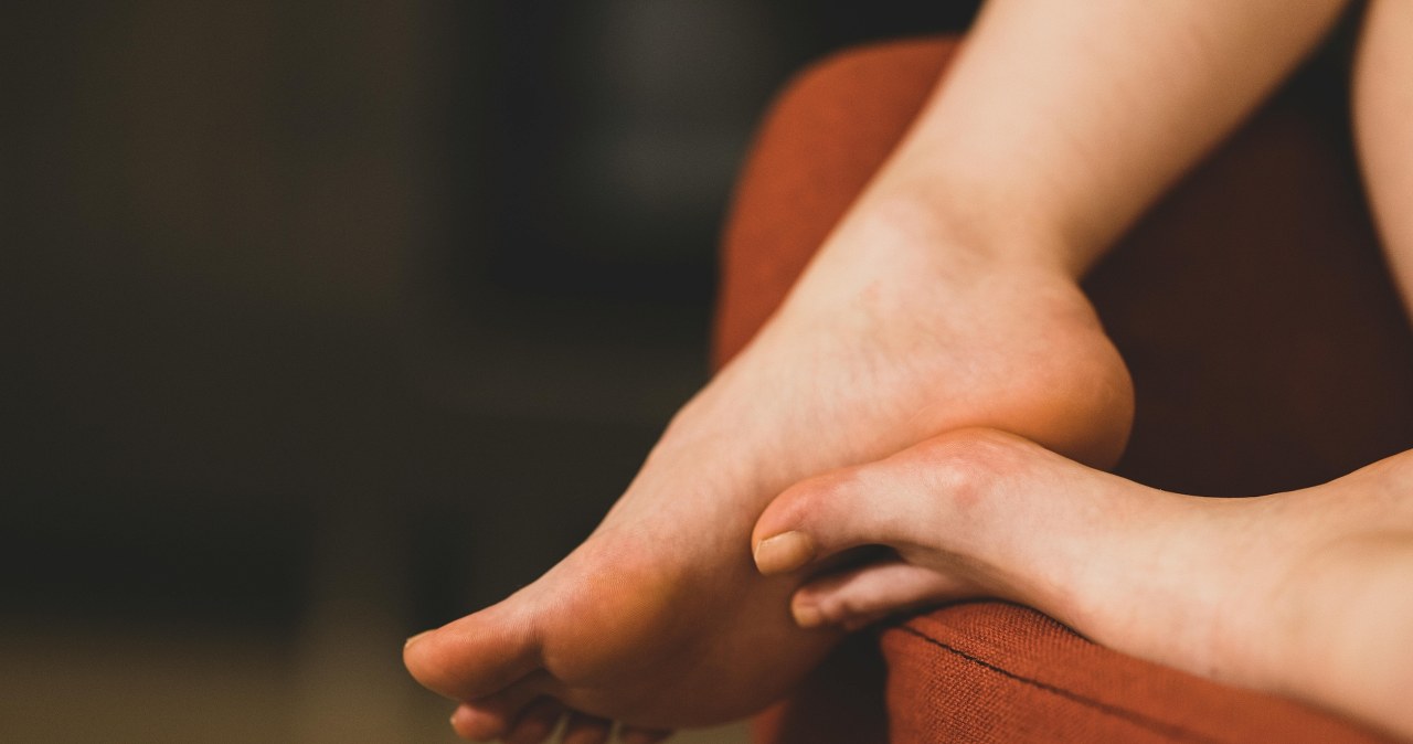 Odciski na stopach znikną po kuracji z użyciem octu jabłkowego i cebuli /engin akyurt /pexels.com