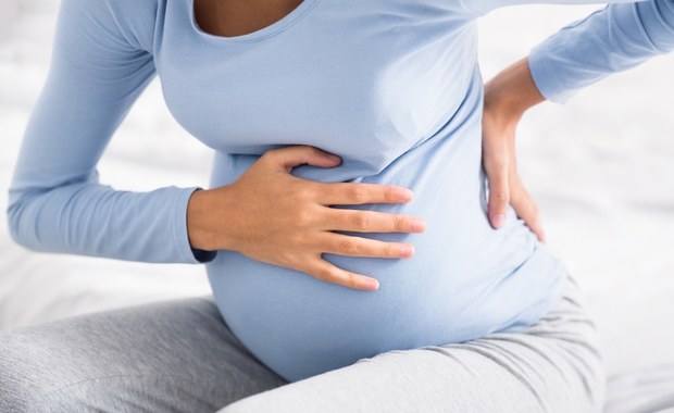 Odczuwasz ból w trakcie ciąży? Fizjoterapeutka radzi, co sama możesz zrobić w domu
