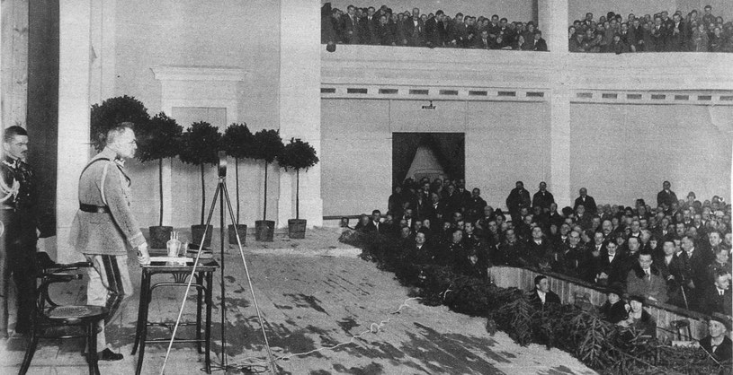 Odczyt Marszałka Piłsudskiego w warszawskim Colosseum transmitowane przez radio/ Tygodnik Światowid 1926 rok /reprodukcja FoKa /Agencja FORUM