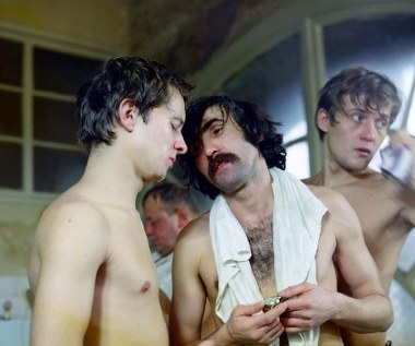 "Oddałby koszulę, a nawet spodnie przyjacielowi. Taki on był", "Bardzo ciepły kolega, który potrafił doradzić we wszystkim. Bardzo profesjonalny, nie obrażał się na nikogo" - mówią o nim przyjaciele i koledzy z planu w filmie "Cnota" (2013), śląskim filmie paradokumentalnym Eugeniusza Klucznioka i Klubu Filmu Niezależnego.