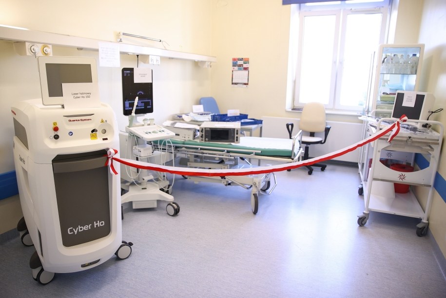 Oddanie do użytku sprzętu zakupionego na potrzeby Szpitala Miejskiego Specjalistycznego im. Gabriela Narutowicza w Krakowie /	Łukasz Gągulski /PAP