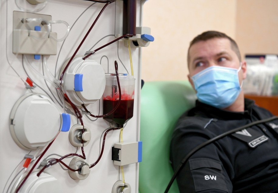 Oddawanie osocza w Regionalnym Centrum Krwiodawstwa i Krwiolecznictwa w Rzeszowie przez funkcjonariuszy Służby Więziennej z podkarpackich zakładów karnych /Darek Delmanowicz /PAP