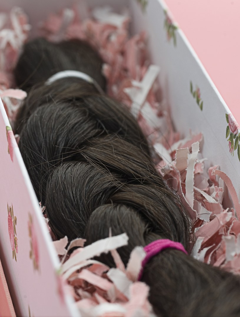 Oddawanie włosów na peruki dla chorych to piękny gest /123RF/PICSEL