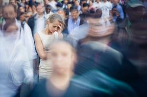 Oddychanie do papierowej torby, zaciskanie i rozluźnianie dłoni. Jak wygrać z atakiem paniki?