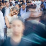 Oddychanie do papierowej torby, zaciskanie i rozluźnianie dłoni. Jak wygrać z atakiem paniki?