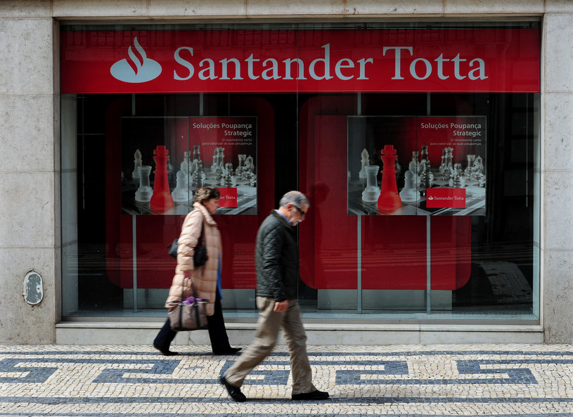 Oddział banku Santander w Lizbonie. Fot. Jasper Juinen /Getty Images