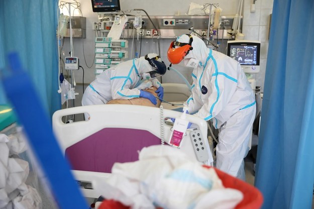Oddział intensywnej terapii dla pacjentów z koronawirusem w jednoimiennym szpitalu zakaźnym w Warszawie / 	Leszek Szymański    /PAP