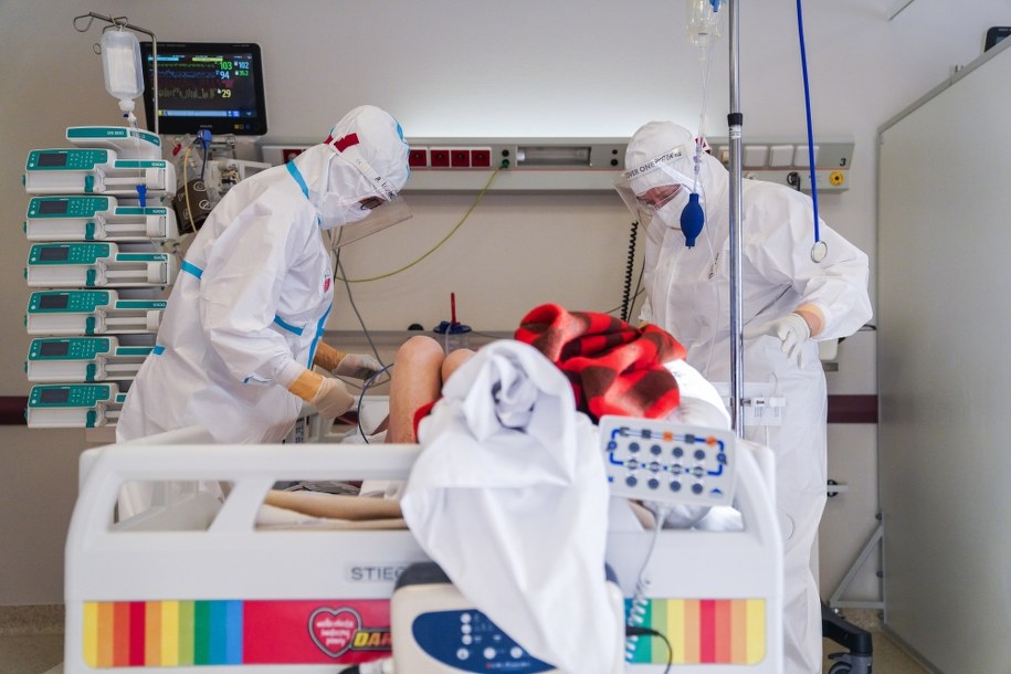 Oddział intensywnej terapii dla pacjentów z koronawirusem w jednoimiennym szpitalu zakaźnym CSK MSWiA w Warszawie / 	Leszek Szymański    /PAP