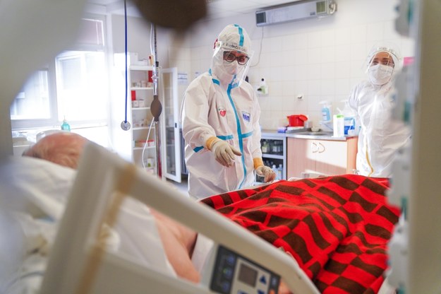 Oddział intensywnej terapii dla pacjentów z koronawirusem w jednoimiennym szpitalu zakaźnym CSK MSWiA w Warszawie / 	Leszek Szymański    /PAP