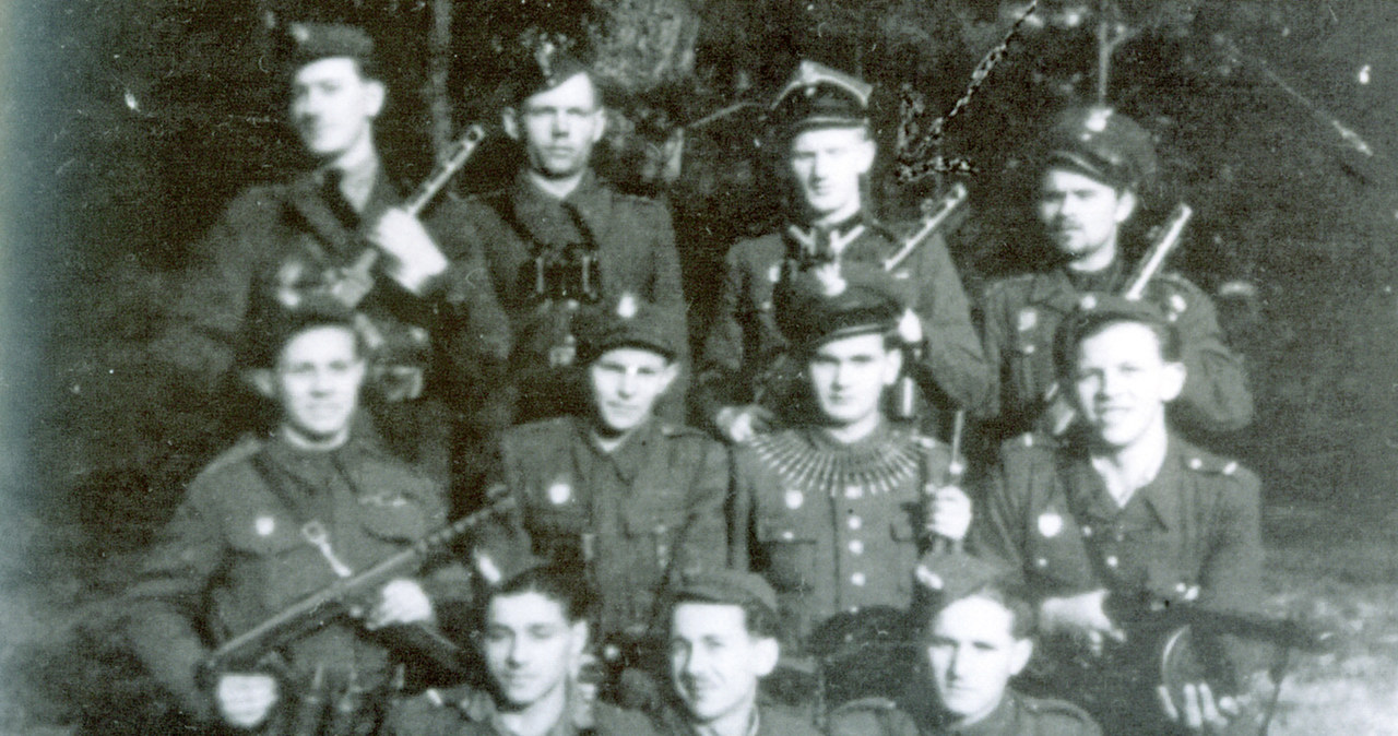 Oddział partyzancki NSZ por. Zygmunta Jezierskiego „Orła” (dowódca stoi w górnym rzędzie, drugi od lewej). Okolice Mrozów, maj 1948 r. /Archiwum Tomasza Szczerbickiego