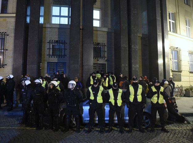 Oddział policji wkracza do Państwowej Komisji Wyborczej /Radek Pietruszka /PAP