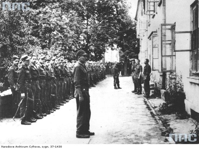 Oddział por. "Podkowy" tuż przed rozbrojeniem, Szczebrzeszyn, 30 lipca 1944 r. (fot. z książki Szymona Nowaka "Oddziały Wyklętych" /Z archiwum Narodowego Archiwum Cyfrowego