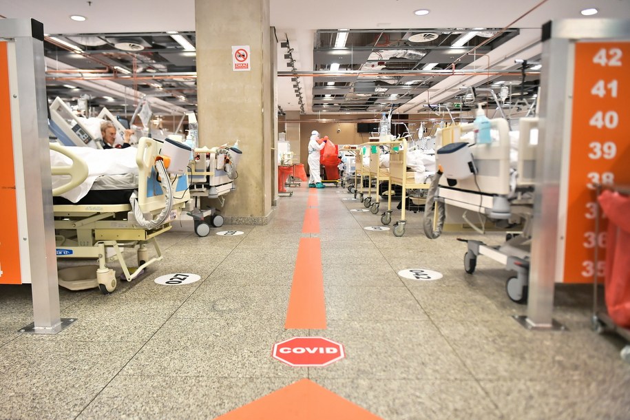 Oddział szpitala tymczasowego w Warszawie /Andrzej Lange /PAP