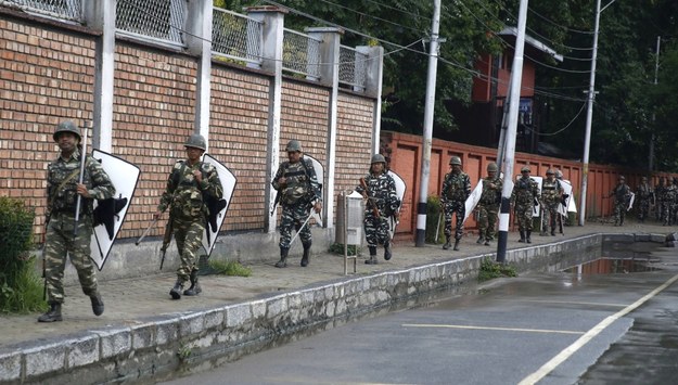 Oddziały paramilitarne w Srinagarze /FAROOQ KHAN  /PAP/EPA