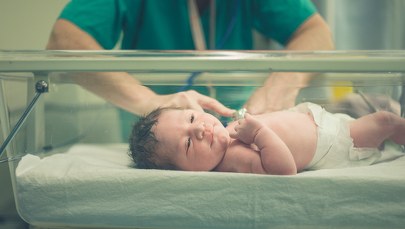 "Oddziały pękają w szwach". Wirus RSV atakuje dzieci, jak je chronić?