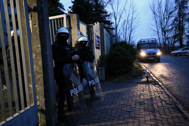 Oddziały policyjne przed Komendą Miejską Policji w Koninie /Tomasz Wojtasik /PAP