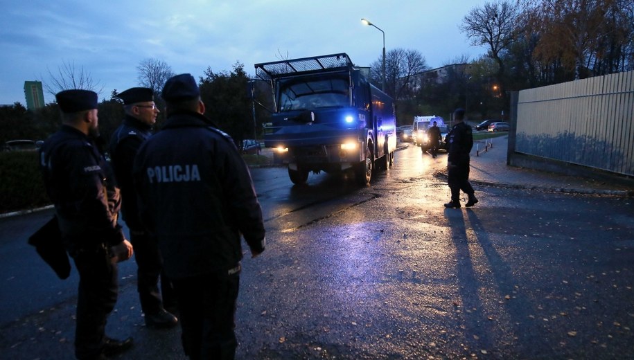 Oddziały policyjne przed Komendą Miejską Policji w Koninie /Tomasz Wojtasik /PAP