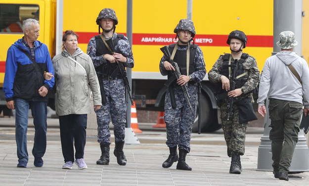 Oddziały regularnej armii rosyjskiej na ulicach Moskwy /MAXIM SHIPENKOV    /PAP/EPA