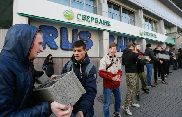 Oddziały Sbierbanku w różnych miastach Ukrainy zostały oklejone nalepkami z hasłem #RUSBANKOVER /SERGEY DOLZHENKO /PAP/EPA