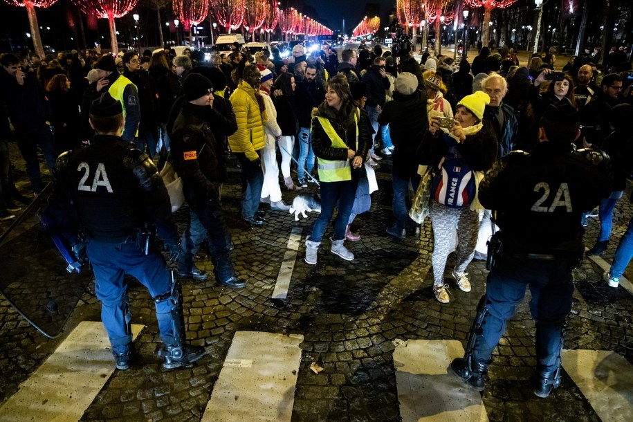 Oddziały szturmowe policji blokują protest ruchu "żółtych kamizelek" i innych policjantów skarżących się na warunki pracy /ETIENNE LAURENT /PAP/EPA