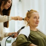 Odejmuje lat i unosi włosy u nasady. Strzał w dziesiątkę po 60-tce 