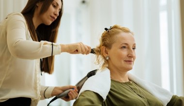 Odejmuje lat i unosi włosy u nasady. Strzał w dziesiątkę po 60-tce 