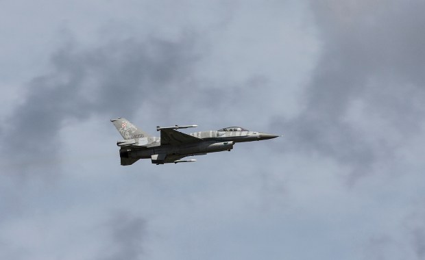 Odgłosy wybuchów w Mazowieckiem. F-16 przekroczyły granicę dźwięku