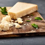 Odgryzał czubki serów i zjadał je na miejscu. Seryjny degustator zatrzymany