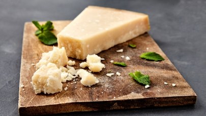 Odgryzał czubki serów i zjadał je na miejscu. Seryjny degustator zatrzymany