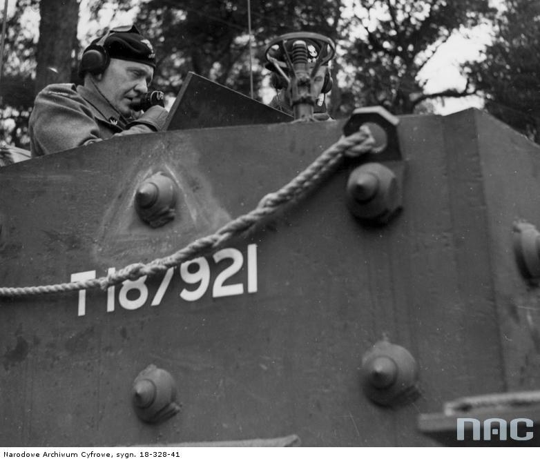Odjazd czołgu Cromwell VII szwadronu sztabowego. Gen. Stanisław Maczek mówi przez laryngolofon, Scarborough, 1944 /Z archiwum Narodowego Archiwum Cyfrowego