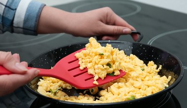 Odkąd odkryłam azjatycką jajecznicę, robię ją kilka razy w tygodniu. Zachwyca smakiem