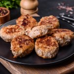 Odkąd sąsiadka zdradziła mi ten sposób, moje kotlety są zawsze soczyste. Wystarczy 1 składnik