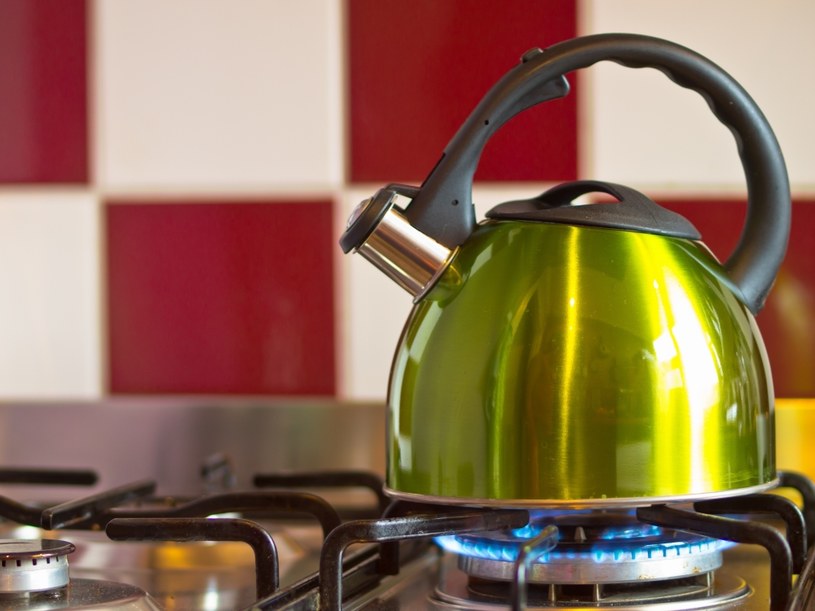 Odkamienianie czajnika domowymi sposobami jest bardzo proste /123RF/PICSEL