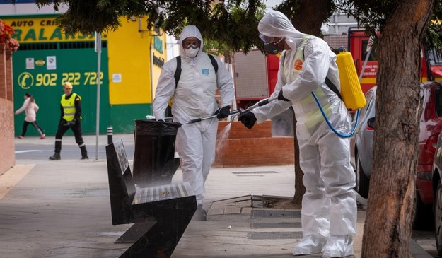 Odkażanie ulic w Lucena del Puerto /Julian Perez /PAP/EPA