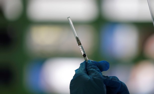 "Odkręcony kurek" szczepień przeciw Covid-19. Więcej dostaw preparatów do placówek