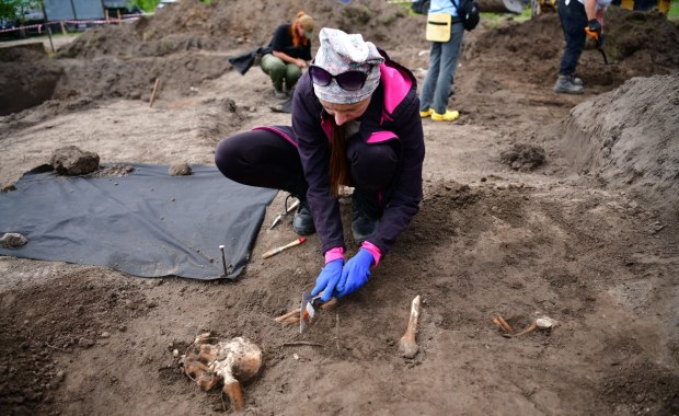 Odkrycie masowych grobów w Hucie Pieniackiej. Wstrząsające znaleziska na Ukrainie